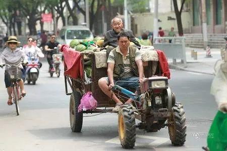 吃瓜汽车过坑,见证非凡驾驭之旅