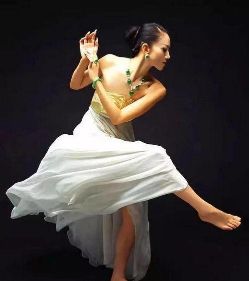 吃瓜吊带跳舞图片大全,吃瓜吊带舞动青春，美图盘点