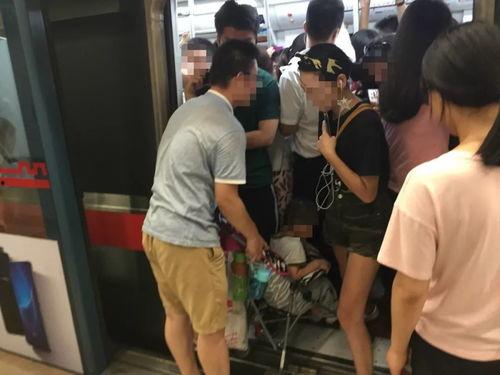 西安地铁视频吃瓜,趣味一幕引发网友热议