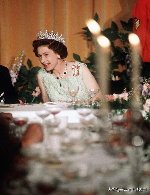 农村老太吃瓜图片视频,瓜田里吃瓜笑颜开