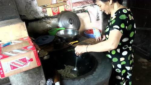 农村老太吃瓜图片视频,瓜田里吃瓜笑颜开