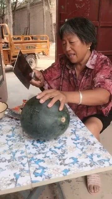 农村老太吃瓜图片视频,瓜田里吃瓜笑颜开
