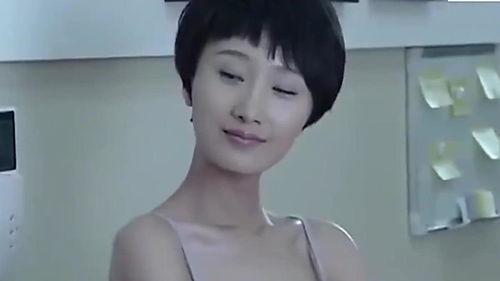 姐姐让妹妹吃瓜花生皮视频,妹妹花生皮挑战引笑料