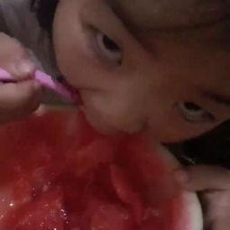 婴儿吃瓜视频吓人